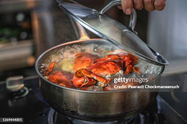 boiling crab in pot - crab fotografías e imágenes de stock