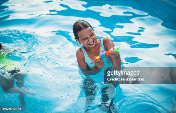 porträt von kindern, die spaß im freibad haben - kids pool games stock-fotos und bilder