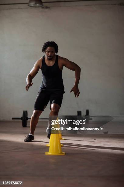 voetenwerk kan het belangrijkste onderdeel zijn van de opleiding - kegel exercise stockfoto's en -beelden