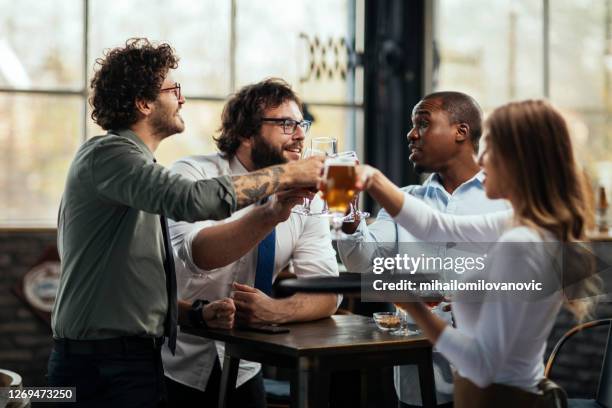 ¡salud a los amigos pasando buenos momentos! - happy hour fotografías e imágenes de stock