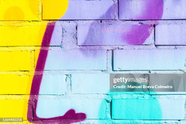 graffiti - graffiti on brick wall stock-fotos und bilder