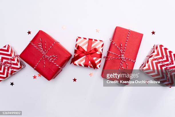 christmas gift boxes on white background - christmas present stockfoto's en -beelden