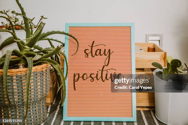 stay positive text in banner - citazione foto e immagini stock