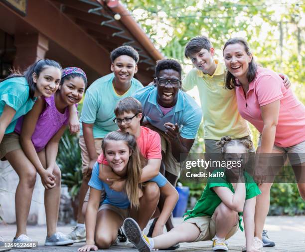 sommercamp mit zwei kindern mit down-syndrom - gemischte altersgruppe stock-fotos und bilder