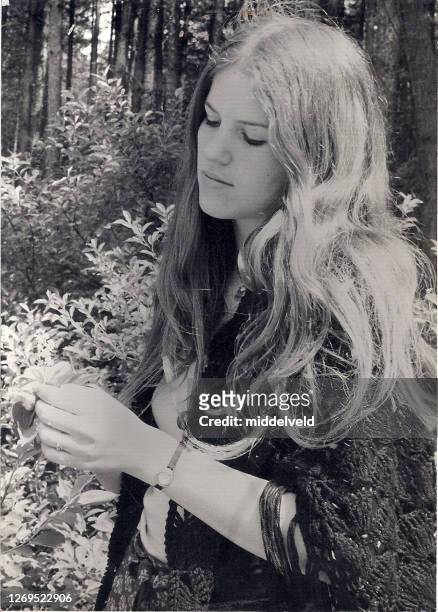 retro 70er jahre frau - 1970's long hair stock-fotos und bilder