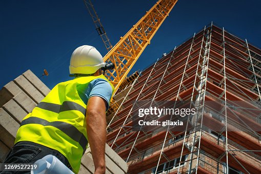 施工工程師監督建築過程。 施工工程師監督建築過程。