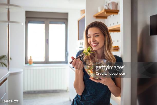 gesundheit ist glück - kohlenhydratarme diät stock-fotos und bilder