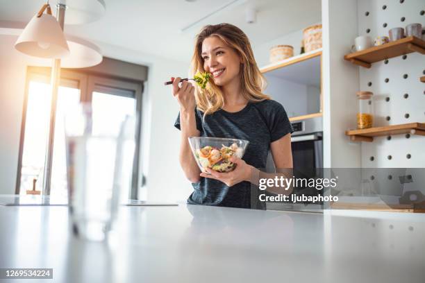 wat ik eet is wie ik ben - young woman healthy eating stockfoto's en -beelden