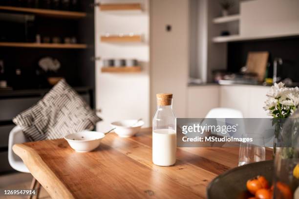 frukost - mjölkflaska bildbanksfoton och bilder