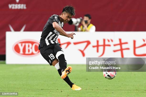 Ryo Hatsuse of Vissel Kobe in action during the J.League Meiji Yasuda J1 match between Vissel Kobe and Yokohama F.Marinos at Noevir Stadium Kobe on...