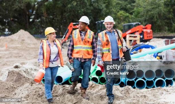 construction workers going on lunch break - pipe women stock pictures, royalty-free photos & images