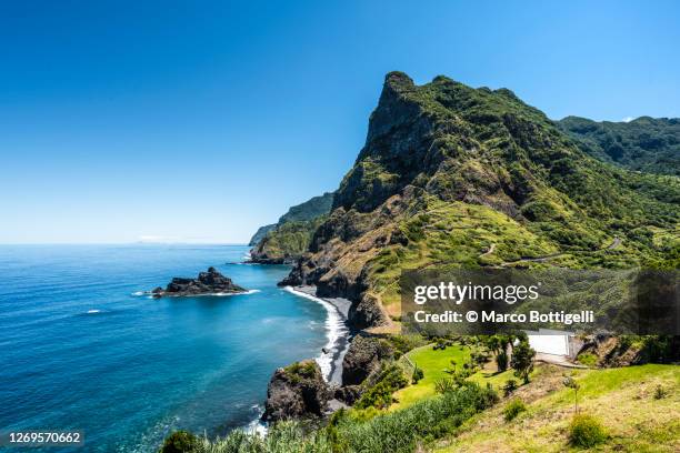 wild coast of madeira, portugal - madeira stockfoto's en -beelden