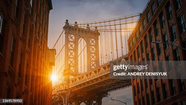 manhattan bridge at sunset. classic view of famous international landmark. sunbeam. - manhattan bridge imagens e fotografias de stock