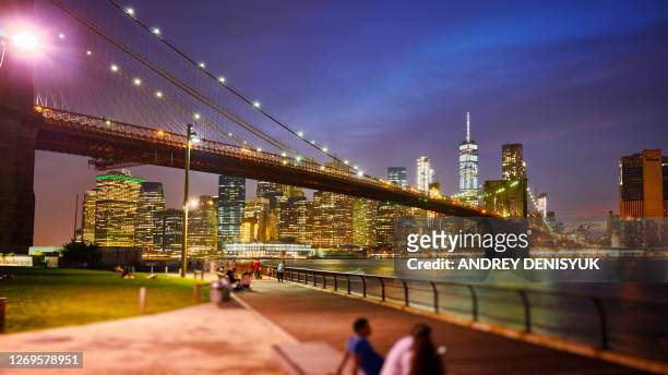 evening at brooklyn bridge park. manhattan financial district people at leisure. freedom tower. - brooklyn heights stock pictures, royalty-free photos & images