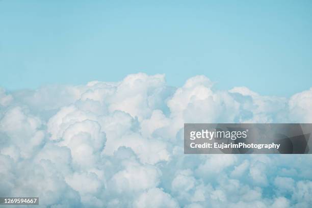 close up of cumulonimbus clouds on the sky - fonds de nuage photos et images de collection