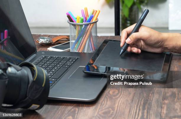 drawing, photography and retouching on a computer laptop using a digital tablet and stylus pen. - digitalkamera bildschirm stock-fotos und bilder