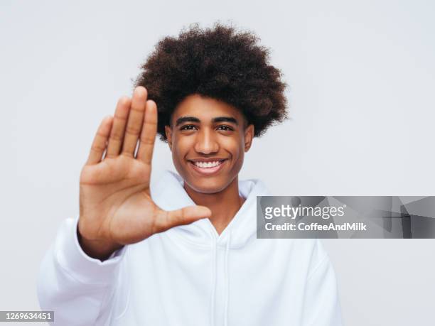 verticale de studio d’un homme afro faisant des gestes un signe d’arrêt - geste stop photos et images de collection