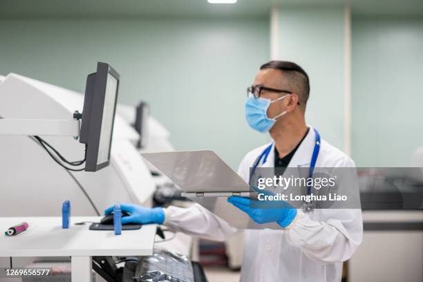 Pharma Lab Computer Solution Pharmaceutical Manufacturing Computer Photos and Premium High Res ...