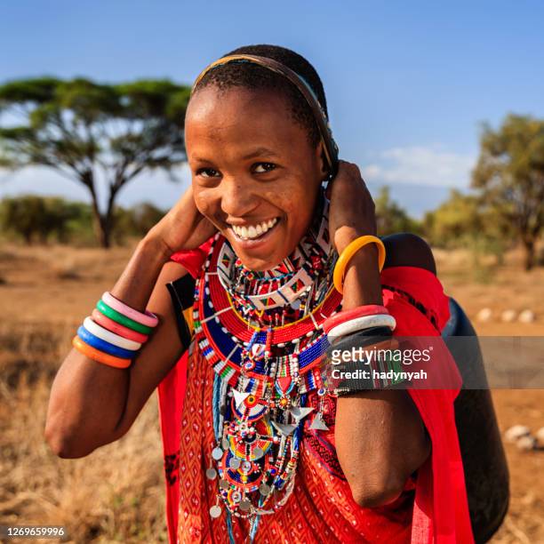 african woman from maasai tribe carrying water, kenya, east africa - a beautiful masai woman imagens e fotografias de stock