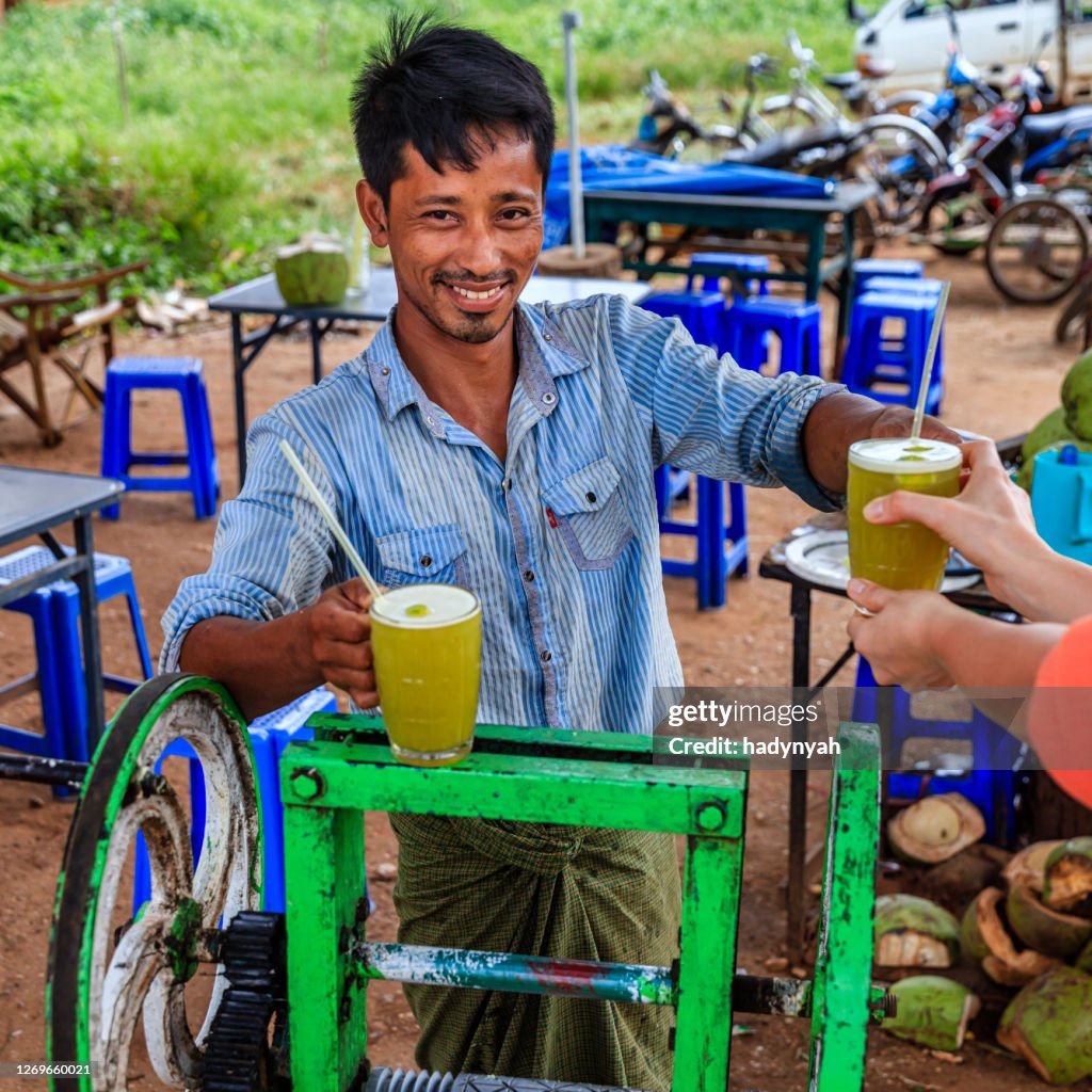 Joven birmano haciendo un jugo de caña de azúcar en Bagan, Myanmar