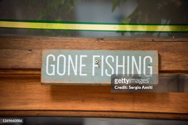 gone fishing sign - gone fishing sign stockfoto's en -beelden