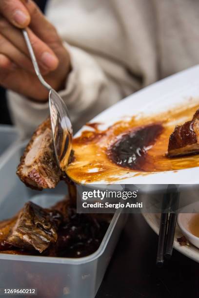 chinese roast duck into a takeout container - leftovers 個照片及圖片檔