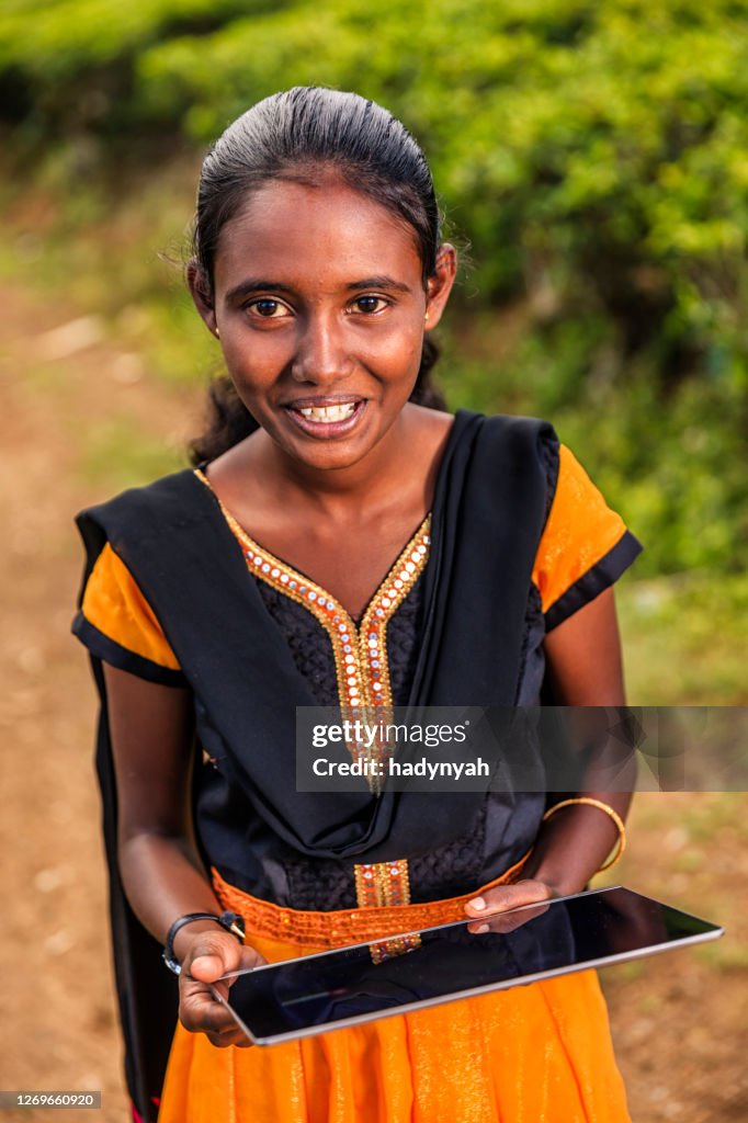Sri Lankas unga flicka med hjälp av en digital tablett, Nuwara Eliya