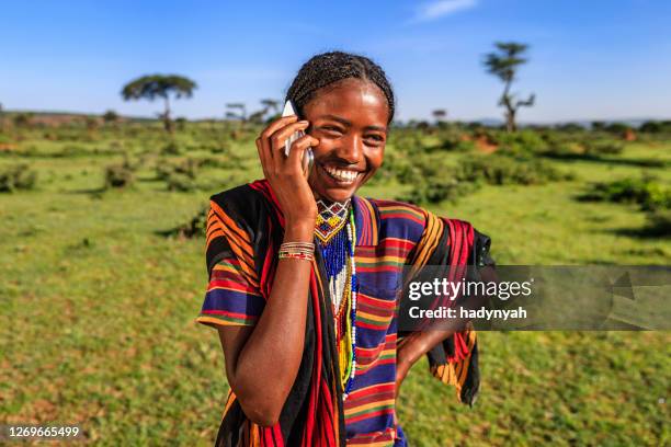 afrikansk kvinna med mobiltelefon, by nära lalibela, etiopien - ethiopia bildbanksfoton och bilder