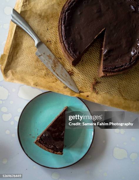 high angle view of a chocolate flan pâtissier tart and a slice on plate - pudim-de-leite imagens e fotografias de stock