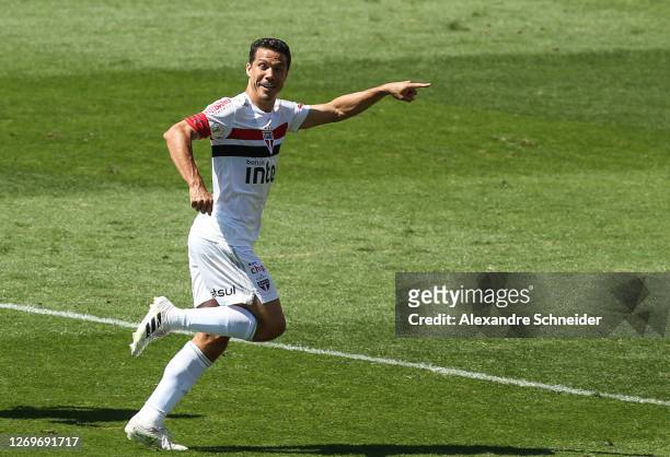 Hernanes of Sao Paulo celebrates with his teammates after scoring the first goal of his team during the match against Corinthians as part of the 2020...