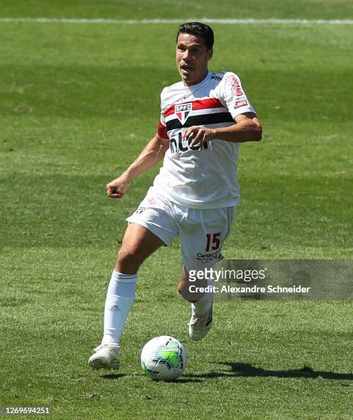Hernanes of Sao Paulo controls the ball during the match against Corinthians as part of the 2020 Brasileirao Series A at Morumbi Stadium on August...