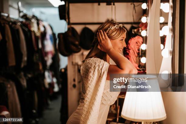 actriz de teatro entre bastidores - vestuario entre bastidores fotografías e imágenes de stock