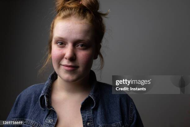 serious redhead teenager starrt in die kamera mit einem neugierigen blick. - interrogation stock-fotos und bilder