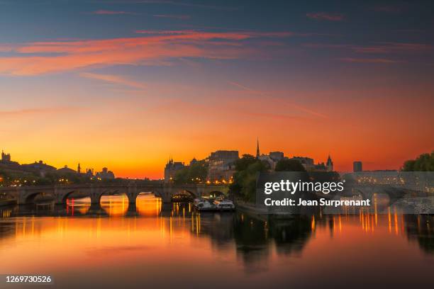 sunrise at ile de la cité - pont neuf stock-fotos und bilder