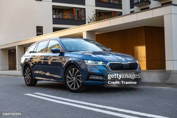 skoda octavia op een straat - škoda stockfoto's en -beelden