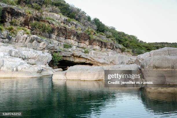 pedernales falls state park rock feature at the falls - v texas a m stockfoto's en -beelden