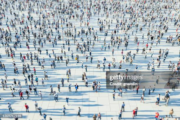 folle di persone - crowd foto e immagini stock