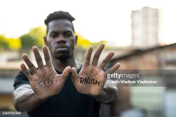 concepto de mensaje "stop racism" - discrimination fotografías e imágenes de stock