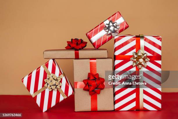 handmade wrapping concept. front view. - christmas gift fotografías e imágenes de stock