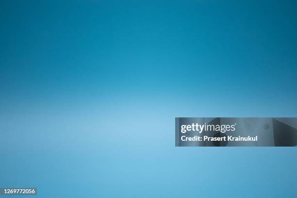 blue empty display table board with gradient lighting used for background and display your product - blue stockfoto's en -beelden