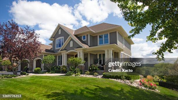 suburban house - bungalow stock pictures, royalty-free photos & images