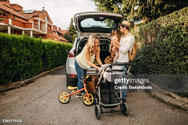 laat me je helpen. - carriage stockfoto's en -beelden