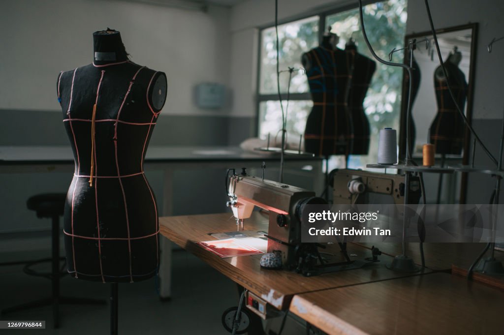 Mode Design College Klassenzimmer Workshop mit Nähmaschine