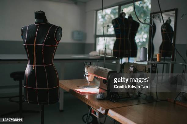 fashion design college laboratorio in classe con macchina da cucire - moda foto e immagini stock