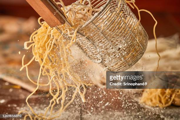 chef is making a hand-pulled noodle - chinese noodles stockfoto's en -beelden
