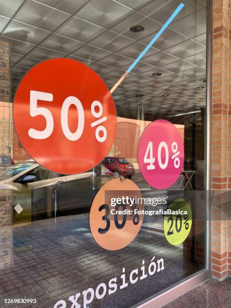 sconti pubblicitari nella finestra del negozio - storefront window sticker foto e immagini stock