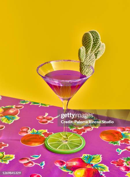 purple margarita with cactus garnish - kristallglas stock-fotos und bilder