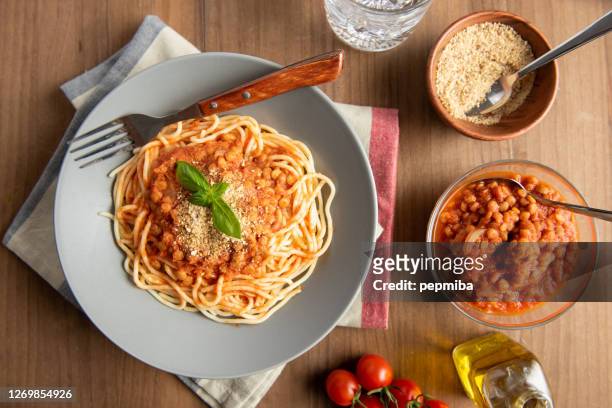 lins bolognese pasta. vegansk mat - sauce tomate bildbanksfoton och bilder