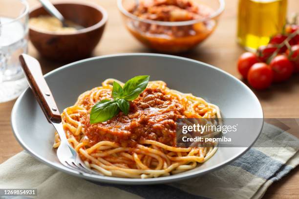 linzen bolognese pasta. veganistisch eten - bolognesesaus stockfoto's en -beelden