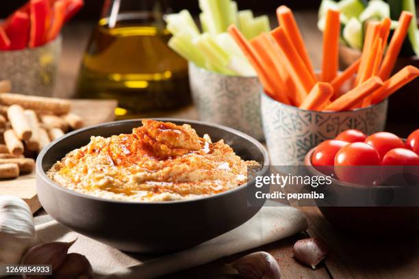 hummus con cruditi - crudité foto e immagini stock